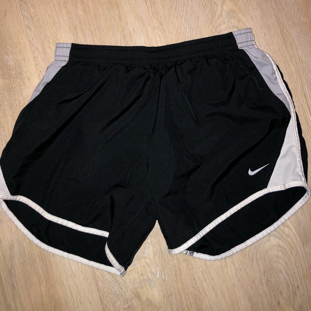 Nike Woman’s Black Shorts Youth Large